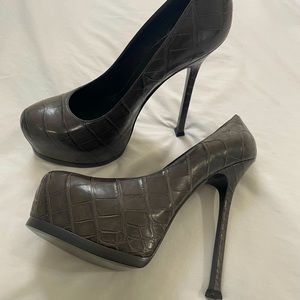 SAINT LAURENT - Embossed Leather Pump in Gray Size 11.5 US